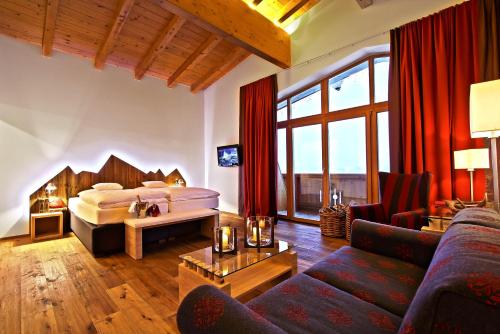 2 queen beds, 1 sofa bed
