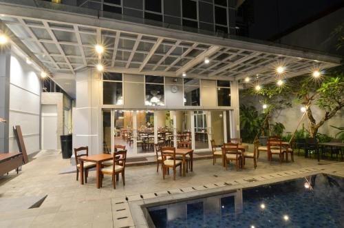 Howard Johnson by Wyndham Pekalongan - 레스토랑