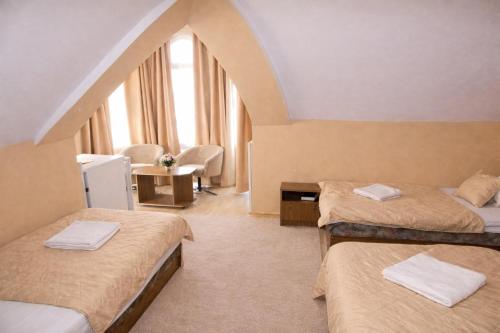 1 king bed, 2 twin beds