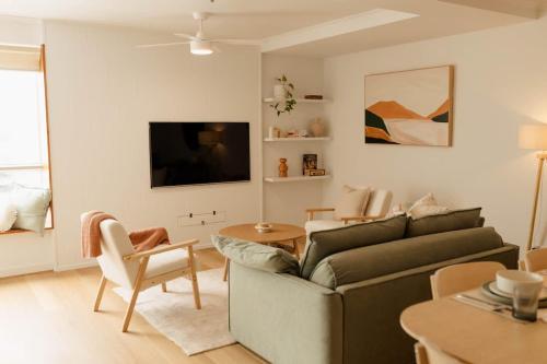 Newcastle Apartment Near Interchange w Pool, Gym & Parking, Newcastle