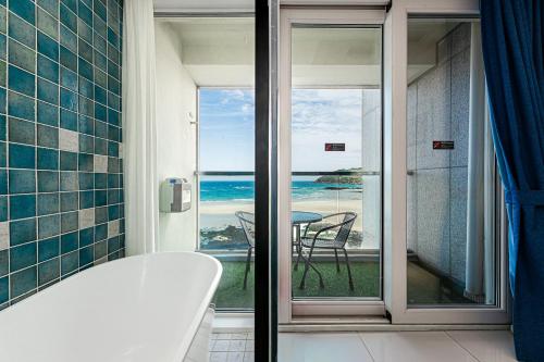Bathroom, Hamdeok Beach Stay Jeju in Jeju