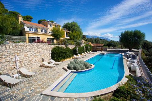 Apartment with Pool View 