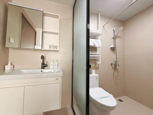 Beijing RJ Brown City Center Hotel Tian An Men Forbidden City Room Type - Deluxe Queen Room