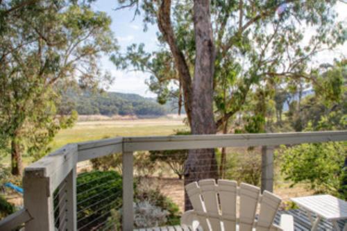 Paradise Retreat Lakehouse - Jamieson - Sleeps 10 in Howqua Inlet