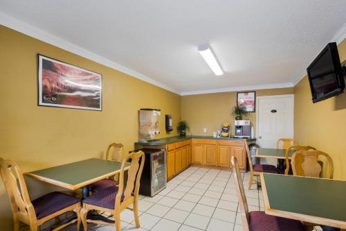 Econolodge Historic - image 13