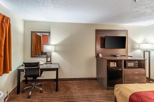 Econo Lodge Inn & Suites - image 6