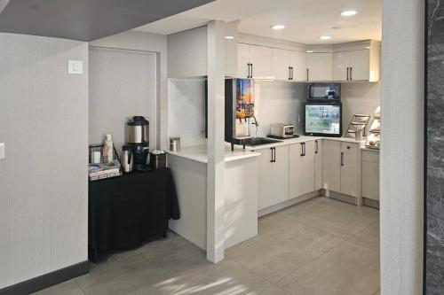 Лоби, Rodeway Inn & Suites in Kamloops (BC)