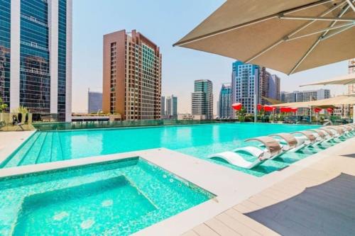 Vogue Vacation Homes, Downtown Mag 318 near Burj Khalifa and Dubai Mall, Studio Apartment with Balcony, Canal and City Skyline View, Access to all Amenities, Dubai