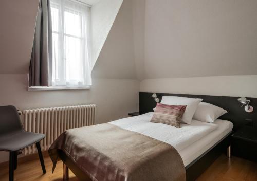 1 queen bed, 2 twin beds