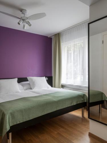 1 queen bed, 1 twin bed