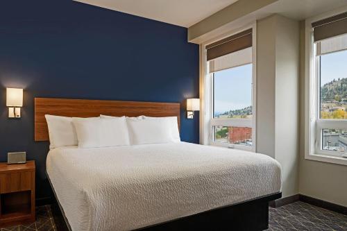 Park Inn by Radisson, Kelowna - Tap to explore photos