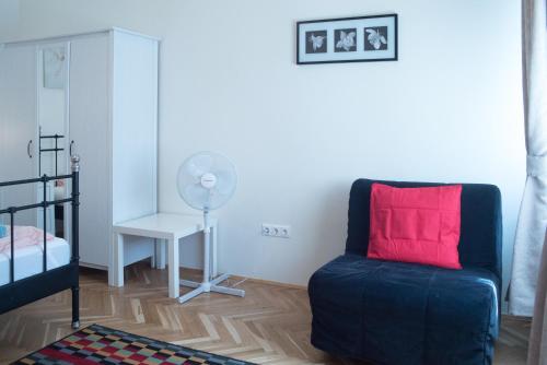 Friendly home in the center - image 5