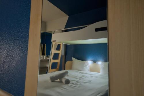 1 double bed, 1 bunk bed