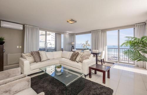 Spacious apartment with a stunning sea view terrace - image 13