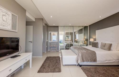 Spacious apartment with a stunning sea view terrace - image 5