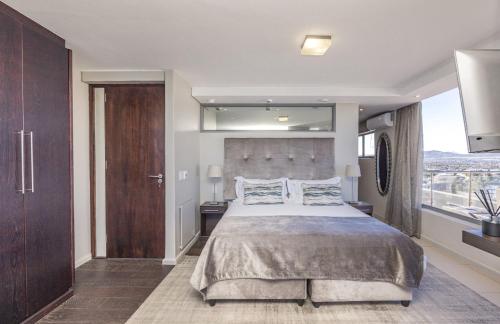 Elegant penthouse with breathtaking sea views - main image