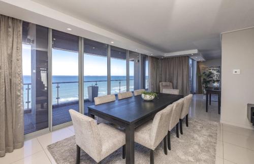 Elegant penthouse with breathtaking sea views - image 2