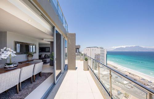 Luxurious penthouse with breathtaking sea views - image 13