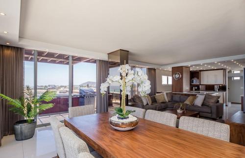 Luxurious penthouse with breathtaking sea views - image 8
