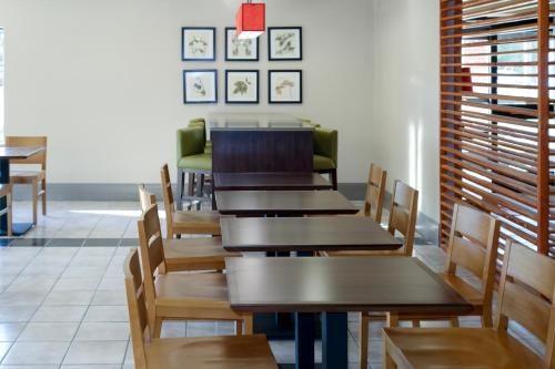 Country Inn & Suites by Radisson Dahlgren VA - image 12