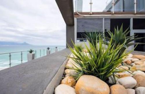 Spacious balcony with breathtaking sea views - image 4