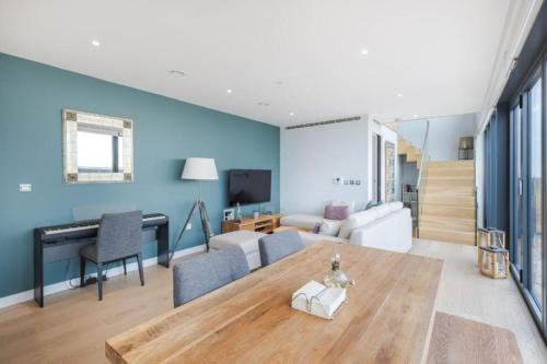 Veeve - Canary Wharf Skyline Penthouse - image 8
