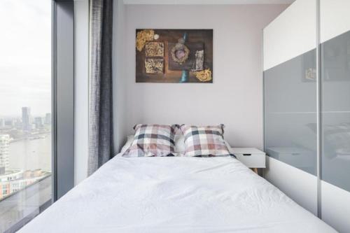 Veeve - Canary Wharf Skyline Penthouse - image 3