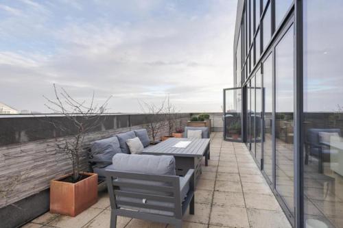 Veeve - Canary Wharf Skyline Penthouse - image 10