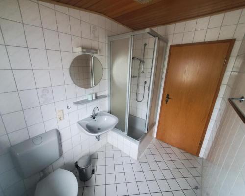 Zuhanyzó, FeWo Gästehaus Ebert Neukirch (FeWo Gastehaus Ebert Neukirch) in Piesport