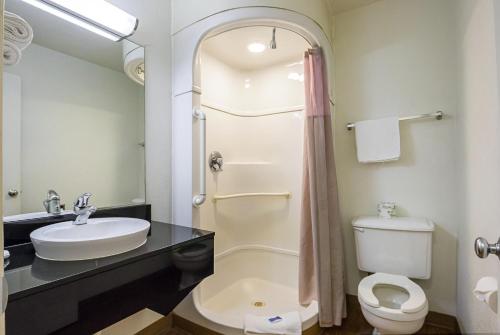 Motel 6-Rochester, MN Motel 6 Rochester is a popular choice amongst travelers in Rochester (MN), whether exploring or just passing through. The hotel offers a wide range of amenities and perks to ensure you have a great ti