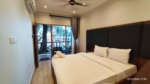 Sunrise Beach Resort Room Type - Deluxe Double Room with Sea View
