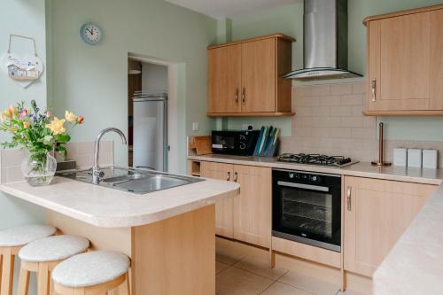 Charming Terrace Steps From City Walls And River - York