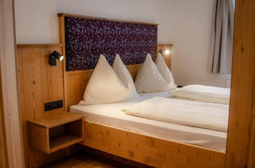 2 queen beds, 1 sofa bed