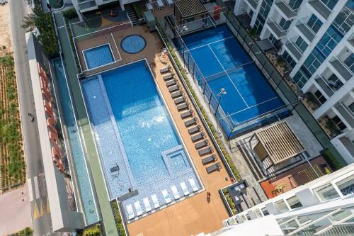 Vogue Vacation Homes, Al Furjan Pearlz by Danube near Ibn Battuta Mall, One Bedroom Apartment with Terrace and vibrant community view, Access to all Amenities, Walkable to Al Furjan Metro Station, Dubai
