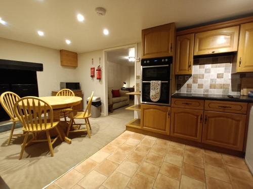 Iekārtas, Farm Stay with animal experiences, 30 minutes to Exmoor & Beaches, Pet friendly, Outdoor heated pool in Tawstock