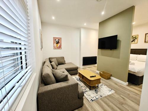 Vendégszoba, Modern 1-Bed in Victorian Building, Bury in Bury