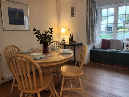 Iekārtas, Farm Stay with animal experiences, 30 minutes to Exmoor & Beaches, Pet friendly, Outdoor heated pool in Tawstock