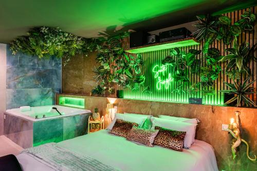 Suite Jungle - Love room spa, sauna & cinéma privé
