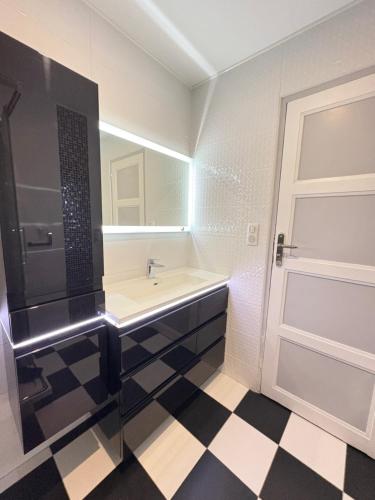 Duplex Atypique avec 5 Chambres Privees - Essuiles