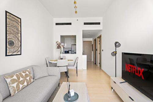 VayK - Comfortable 1BR in JVC - main image