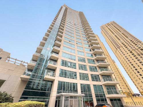 VayK - Inviting 1BR in Dubai Marina with Stunning Views - image 5