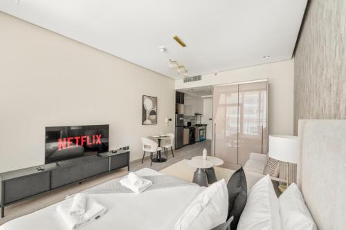 VayK - Chic Studio in Silicon Oasis with Pool View - image 6