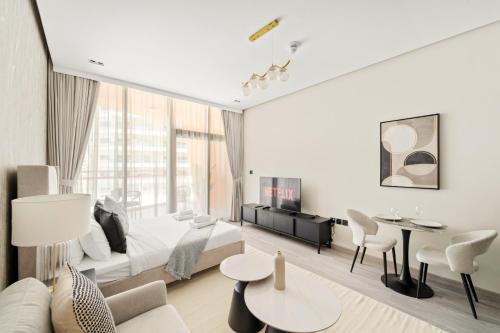 VayK - Chic Studio in Silicon Oasis with Pool View - image 2
