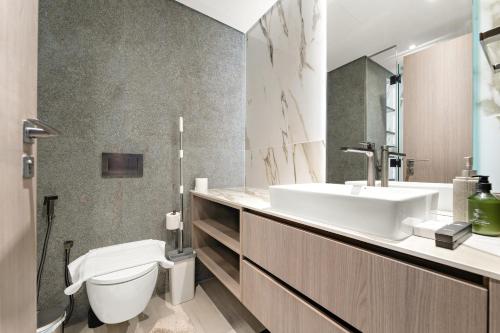 VayK - Refined Studio in Dubai Hills with Pool View - image 7