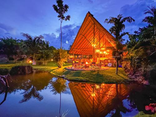สภาพแวดล้อมโดยรอบ, Shearwater's Explorers Village in วิคตอเรีย ฟอลส์