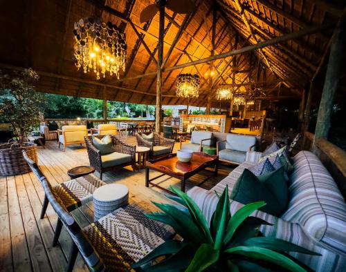 gedeelde lounge/tv-ruimte, Shearwater's Explorers Village in Victoria Falls