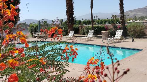 泳池, Spectacular View Just Steps to Pool and Jacuzzi at Sunrise Country Club in 蘭喬米拉