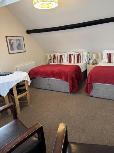 1 double bed, 1 twin bed