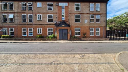 Comfortable 2 Bed Apartment by Tower Bridge, Лондон