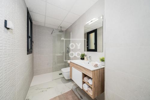 Orihuela Poolside Retreat High-end apt Pool views - by OYOOSTAYS - image 4